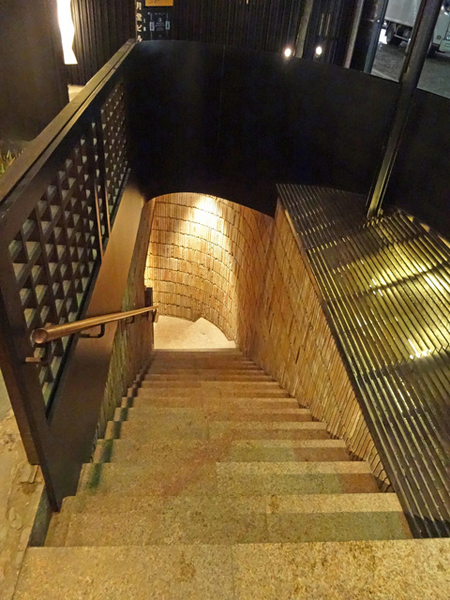 入り口は階段で地下へ