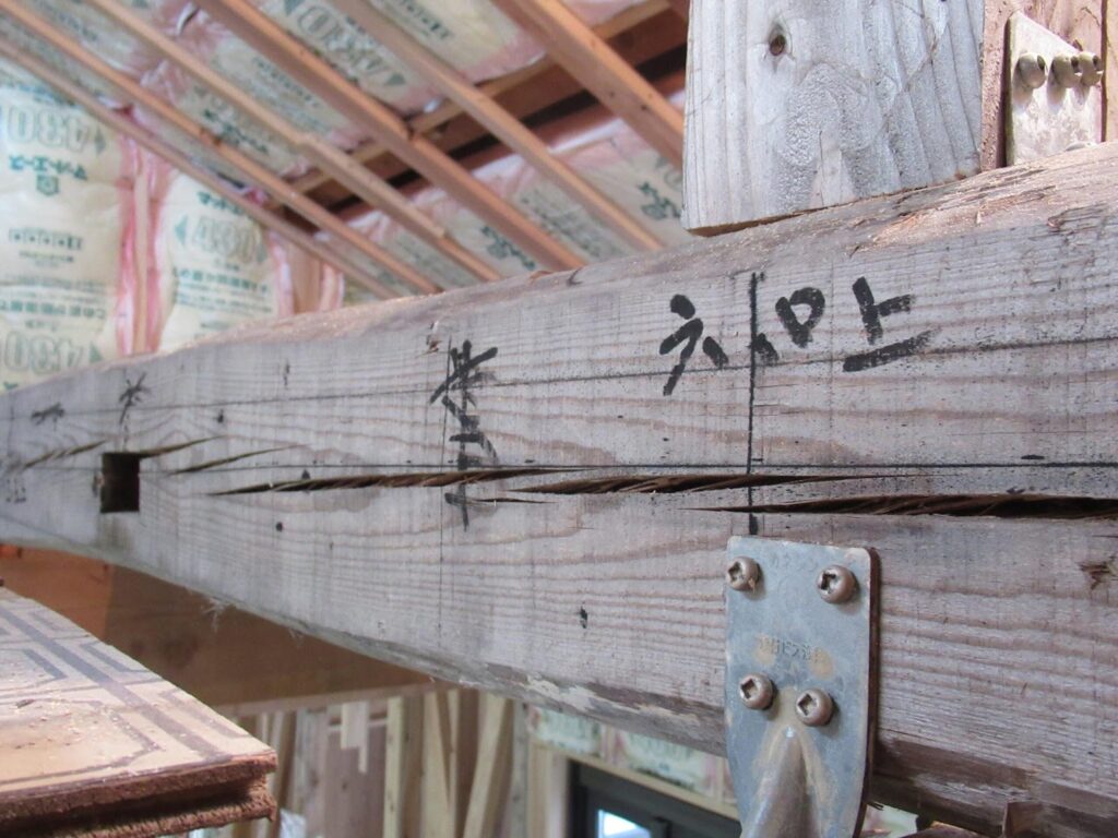 父上が墨付けした梁。改修後の住まいでも、現わしの梁として残して使っている。