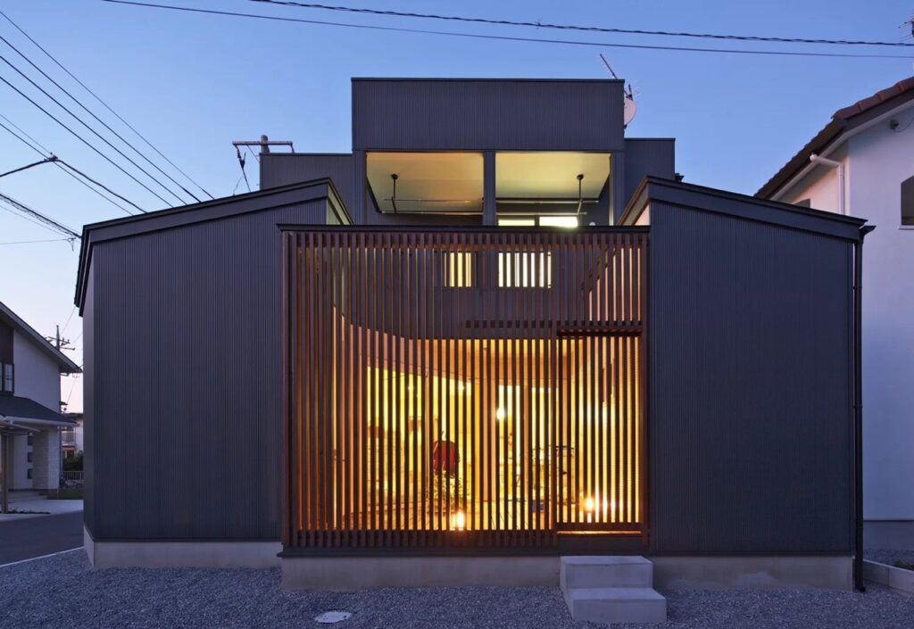 コートハウスタイプの住まいで、道路側に金沢の木虫籠（きむすこ）をイメージした木製ルーバーを設た雅なコートハウス。