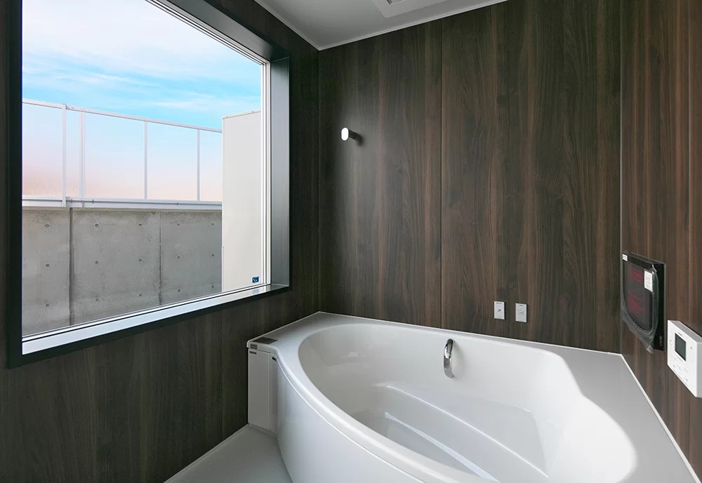 美しい空を眺めながらリラックスできるバスルーム