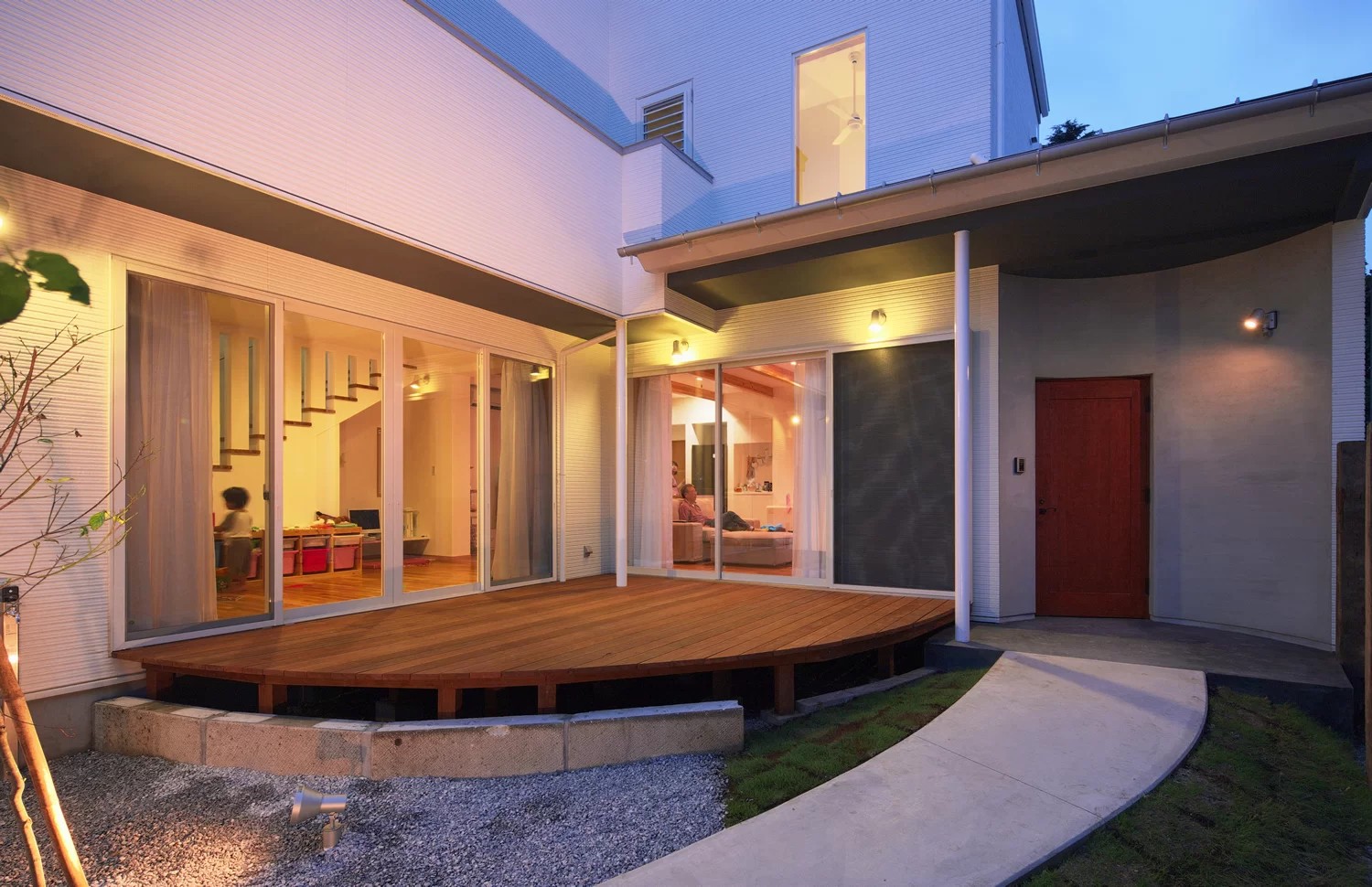 家族をつなぐ中庭のウッドデッキ