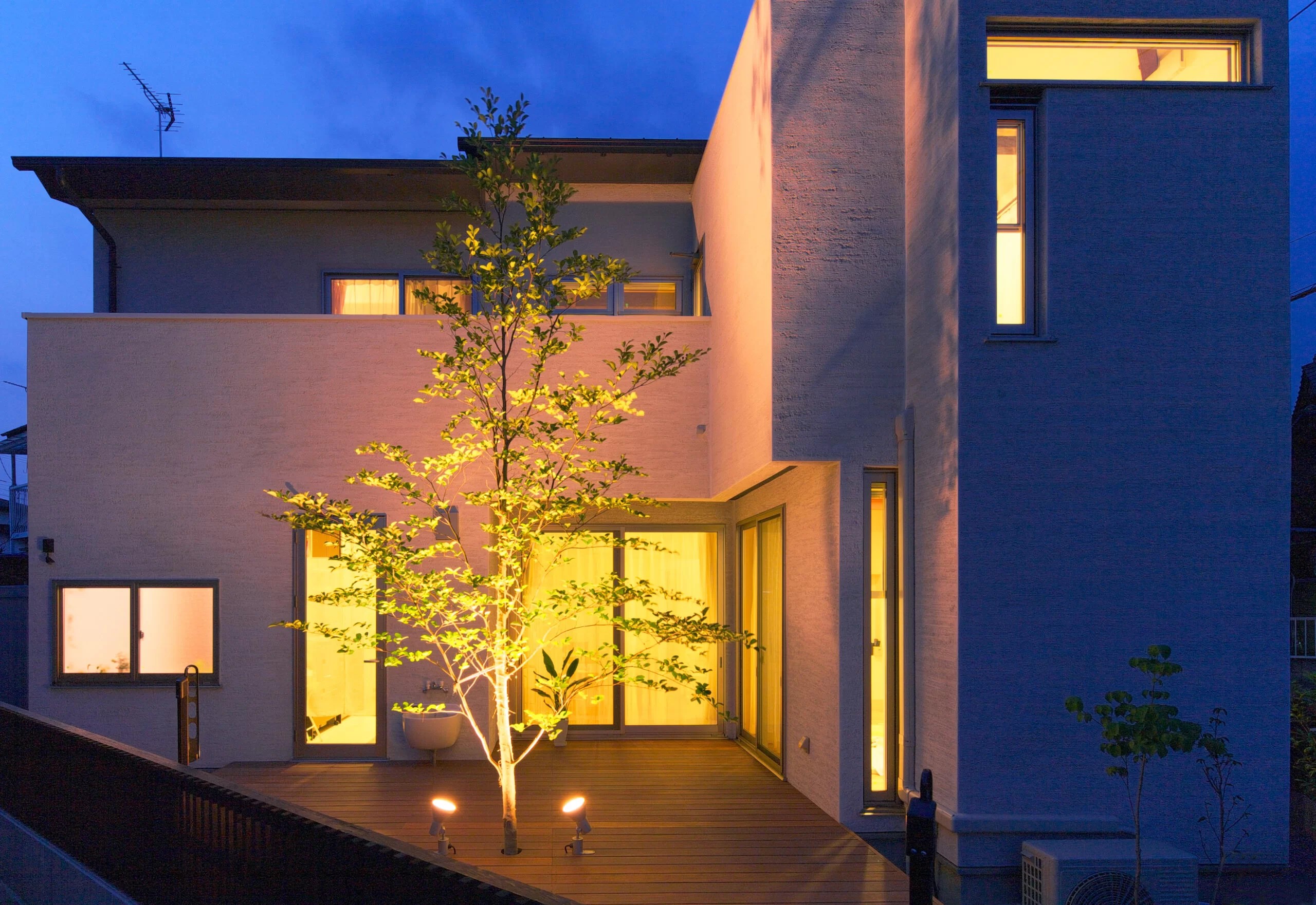 シンボルツリーを主役にしたウッドデッキ