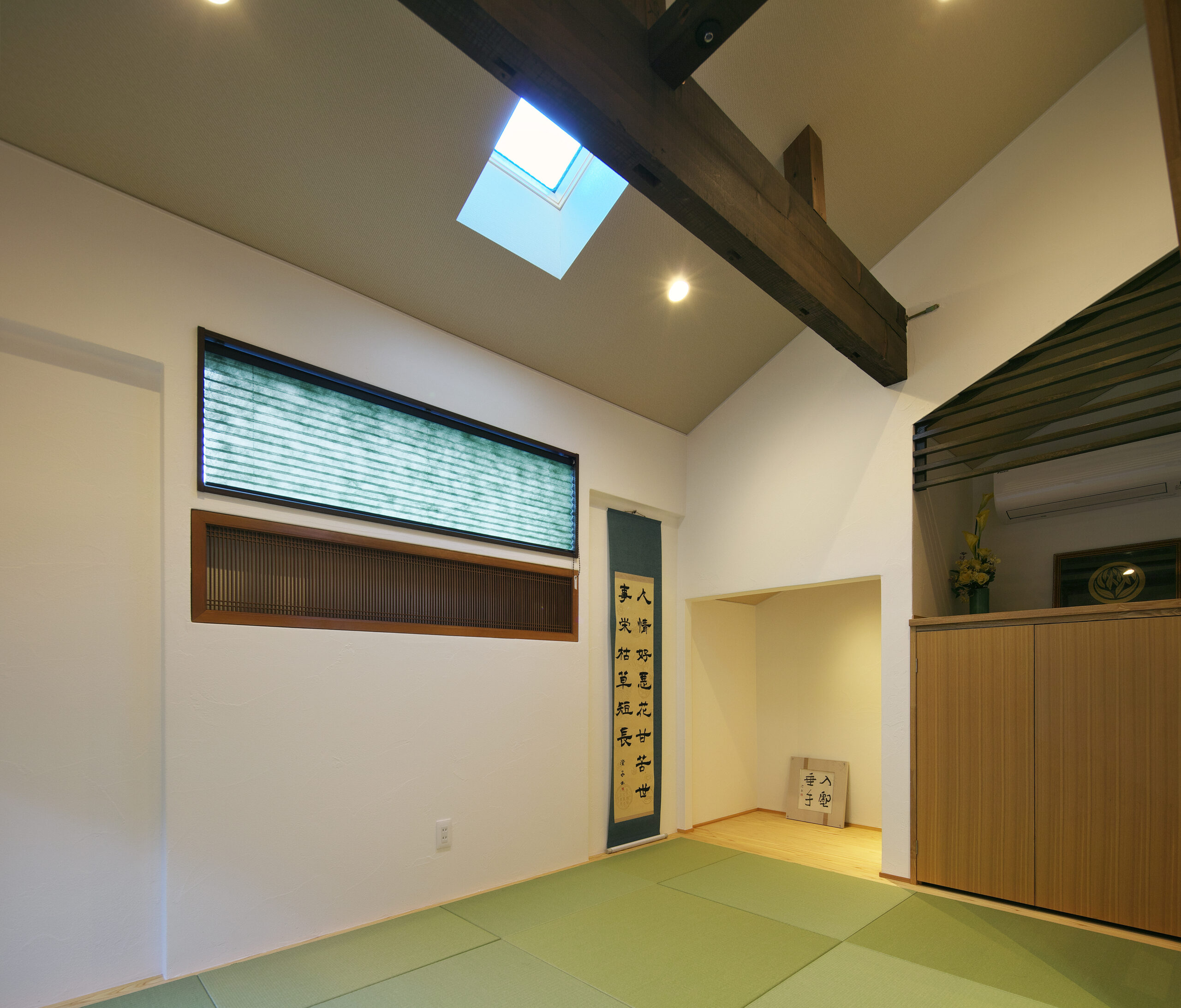 現しの梁が存在感を放つ和モダンな空間