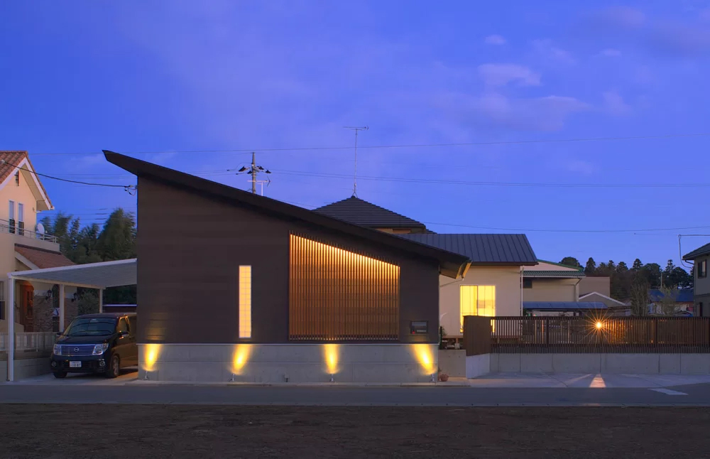 景色を綺麗に魅せる片流れ屋根をアクセントにした美しい外観