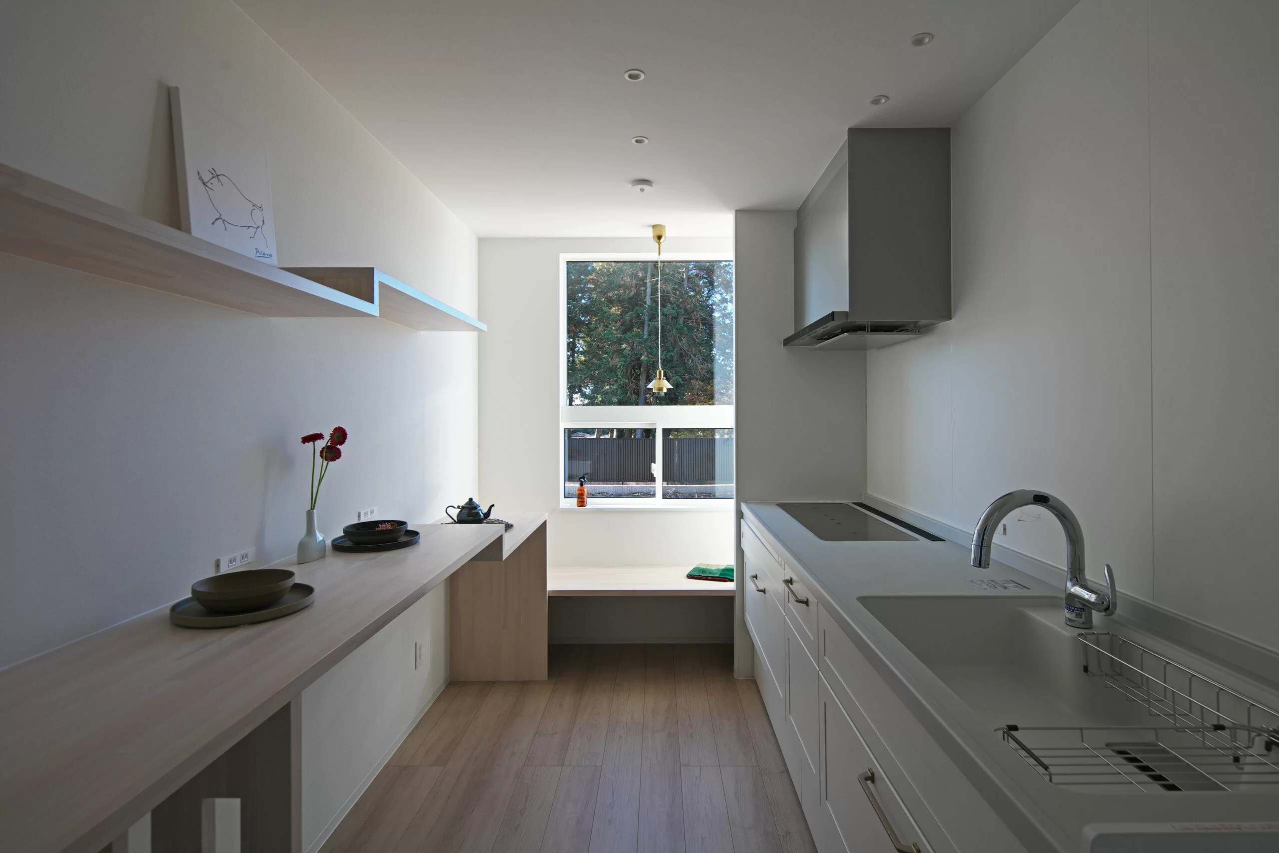 小物がアクセントになるシンプルでミニマルなキッチン