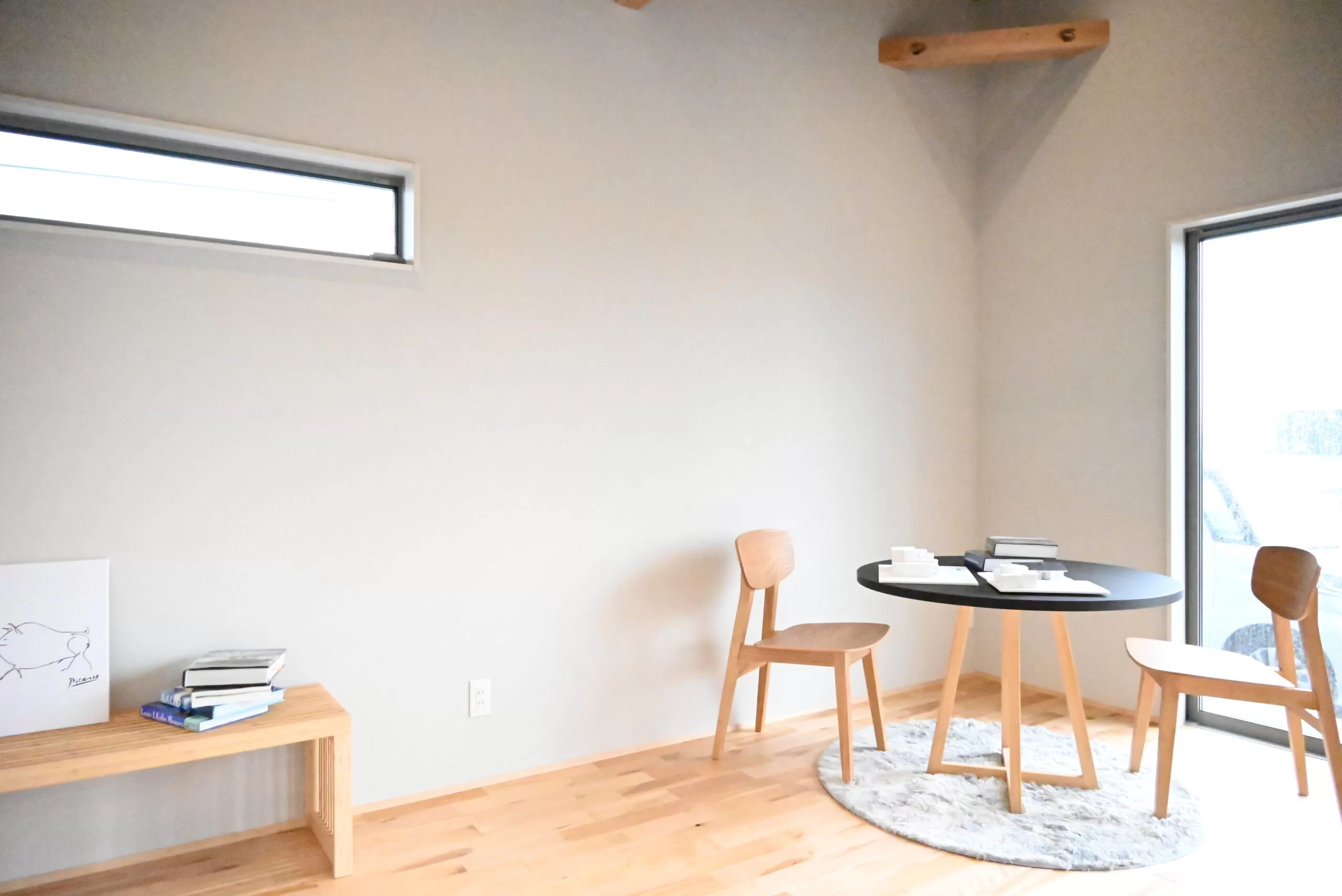 ナチュラルカラーに北欧家具が温もりを添えるリビング