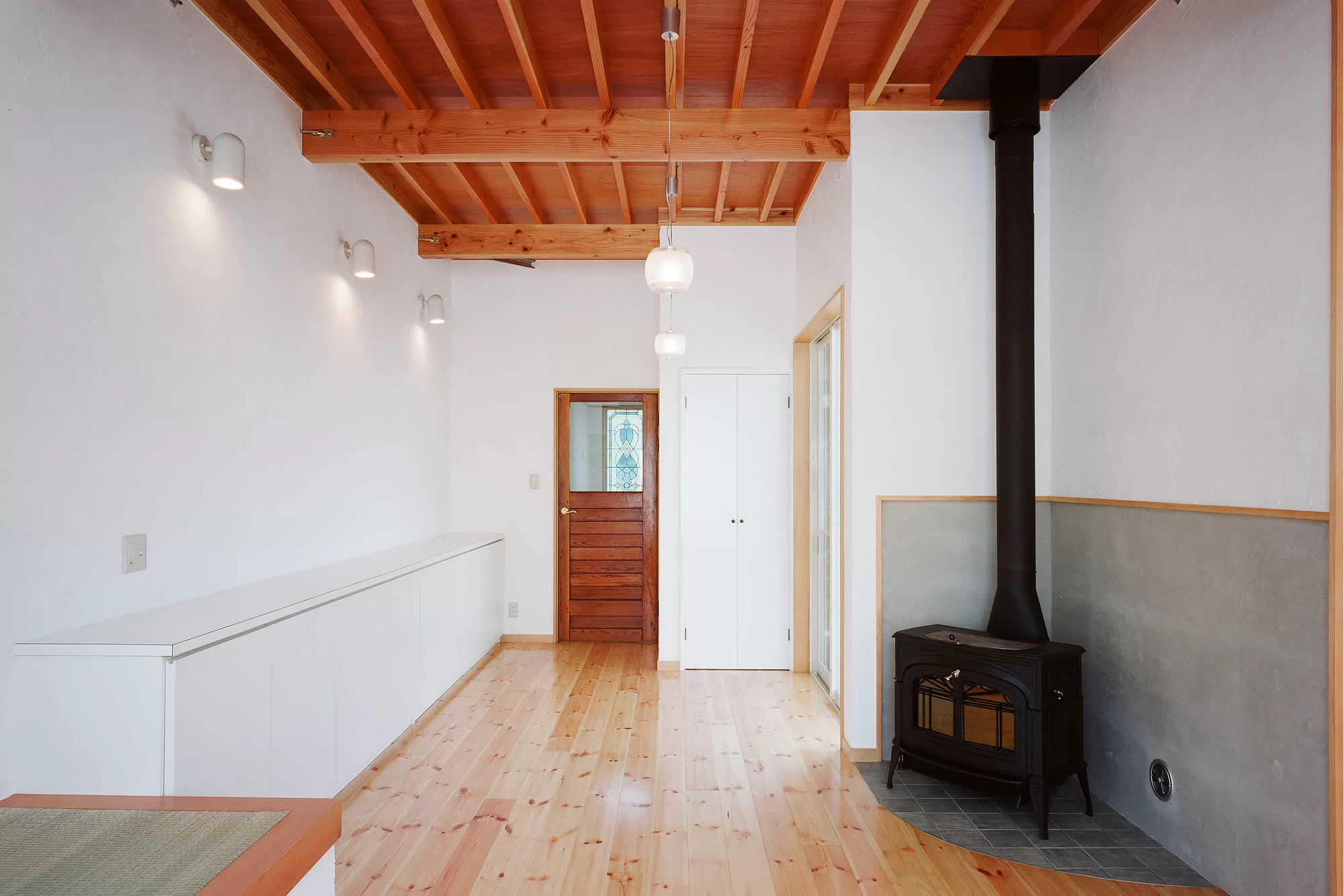 薪ストーブと暖炉・ペレットストーブとの違い