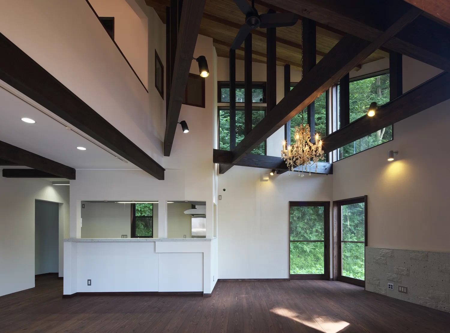 2階から自然光が差し込む開放的な家