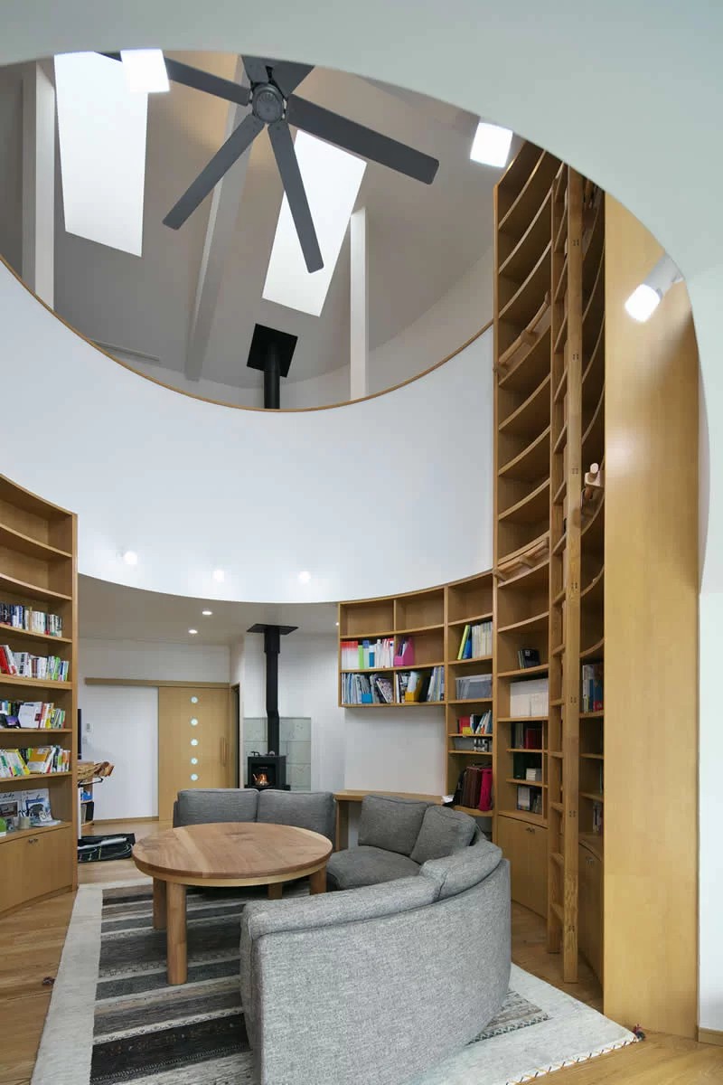 曲面の本棚が吹き抜け空間を引き立たせる理想の住まい