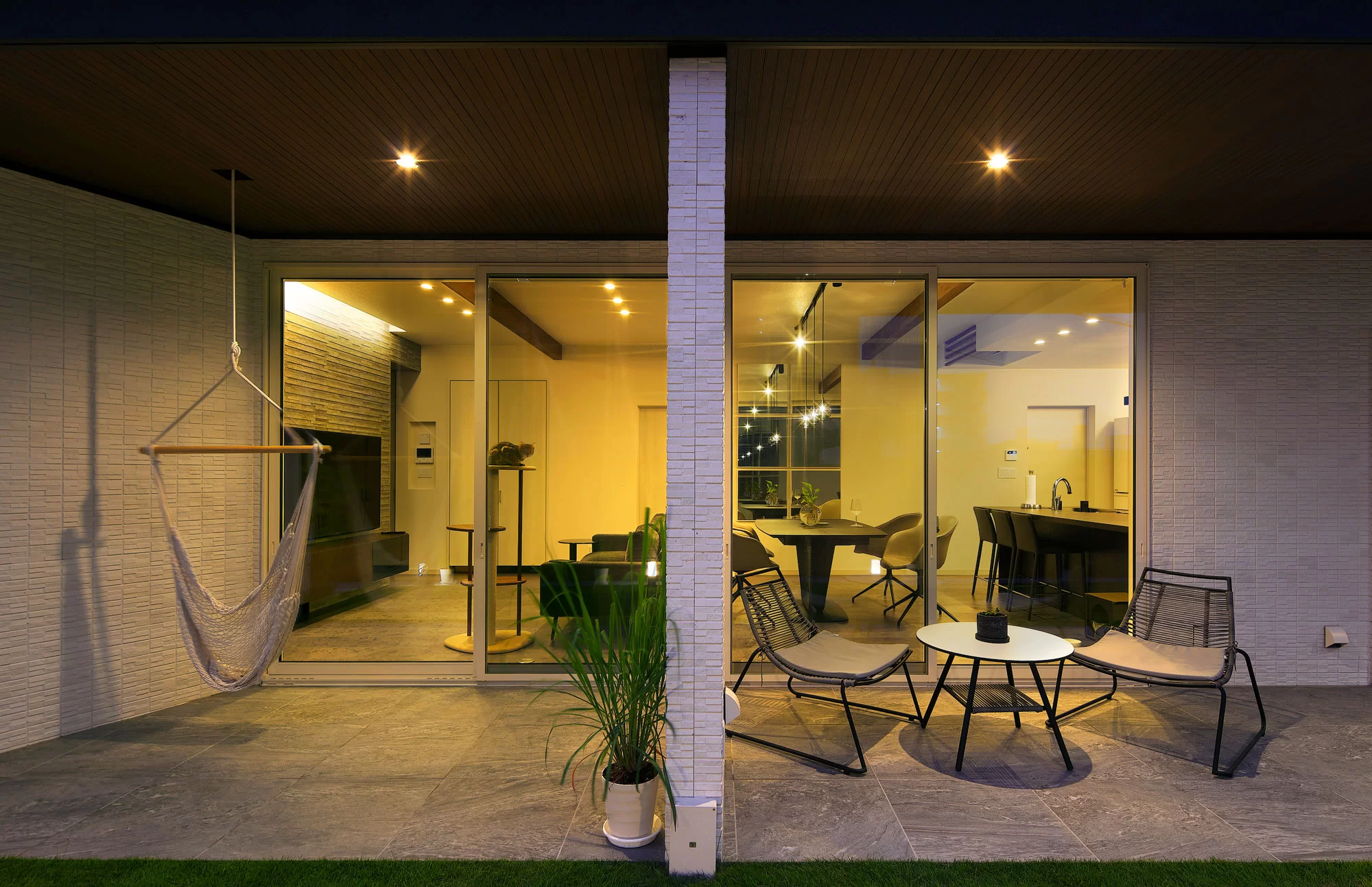 リゾートホテルのような非日常を味わえるテラス付き豪邸